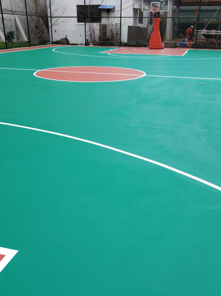 二七 球场长期使用易出现地面开裂